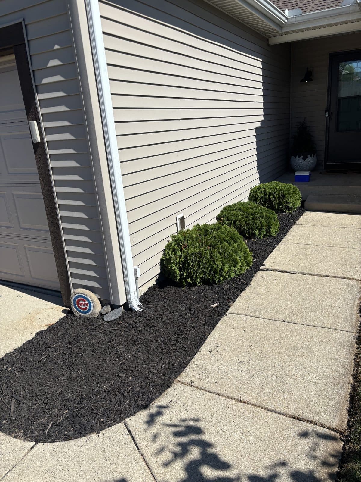 Freshly mulched and sharply edged landscape beds installed by Fresh Cut Lawns.